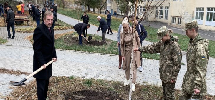 СТУДЕНТИ ІНСТИТУТУ ВЗЯЛИ УЧАСТЬ В ОЗЕЛЕНЕННІ УНІВЕРСИТЕТУ